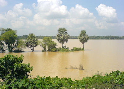 a. Griekenland b. Oostenrijk c. Portugal 3 Hevige regenval zorgt regelmatig voor wateroverlast in Bangladesh. Waar hangt deze regenval vooral mee samen? a. met de noordoost-passaat b.