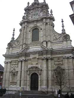 De Sint Michielskerk is vooral gebouwd in barokstijl. Dat is met veel krullen en details. Er zitten veel gaatjes in alle schilderijen. Dat komt door bombardementen.