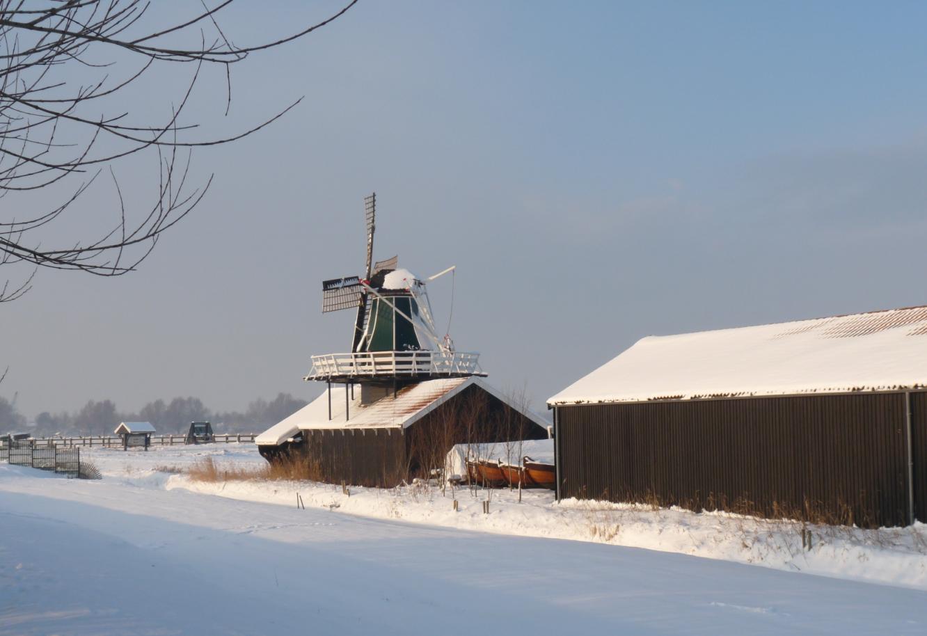 'De Corneliszoon' in wintertooi, een aantrekkelijk foto-object (2011) Vrijwillige medewerkers van het Erfgoedpark die aan de bouw van de molen hebben deelgenomen: Wim Bakkum, Dick Binkhorst, Henk
