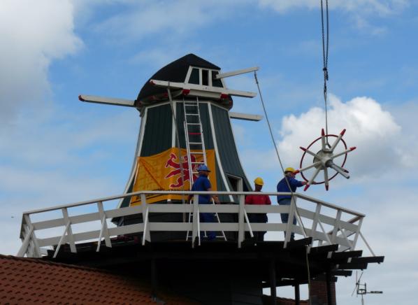 15 juli 2010: Plaatsing van de molen bij windkracht 5/6 Bft De molenromp op weg naar de stelling De