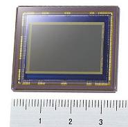 gebeurt d.m.v. elektronica (beeldsensor zet licht om in elektronische signalen) ander fototoestel andere verwerking Wat blijft hetzelfde?