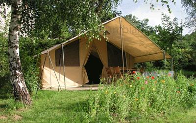 De Safaritent Lodge De vijfpersoons Safaritent Lodge is een zeer luxe tent van 35 m² met een stahoogte van 2.75 m.