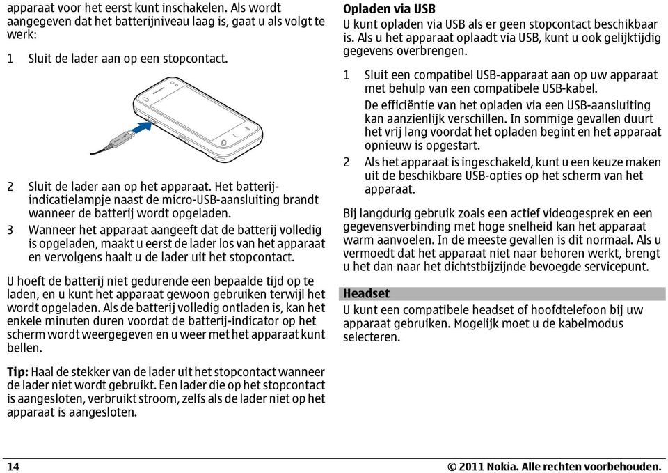 3 Wanneer het apparaat aangeeft dat de batterij volledig is opgeladen, maakt u eerst de lader los van het apparaat en vervolgens haalt u de lader uit het stopcontact.