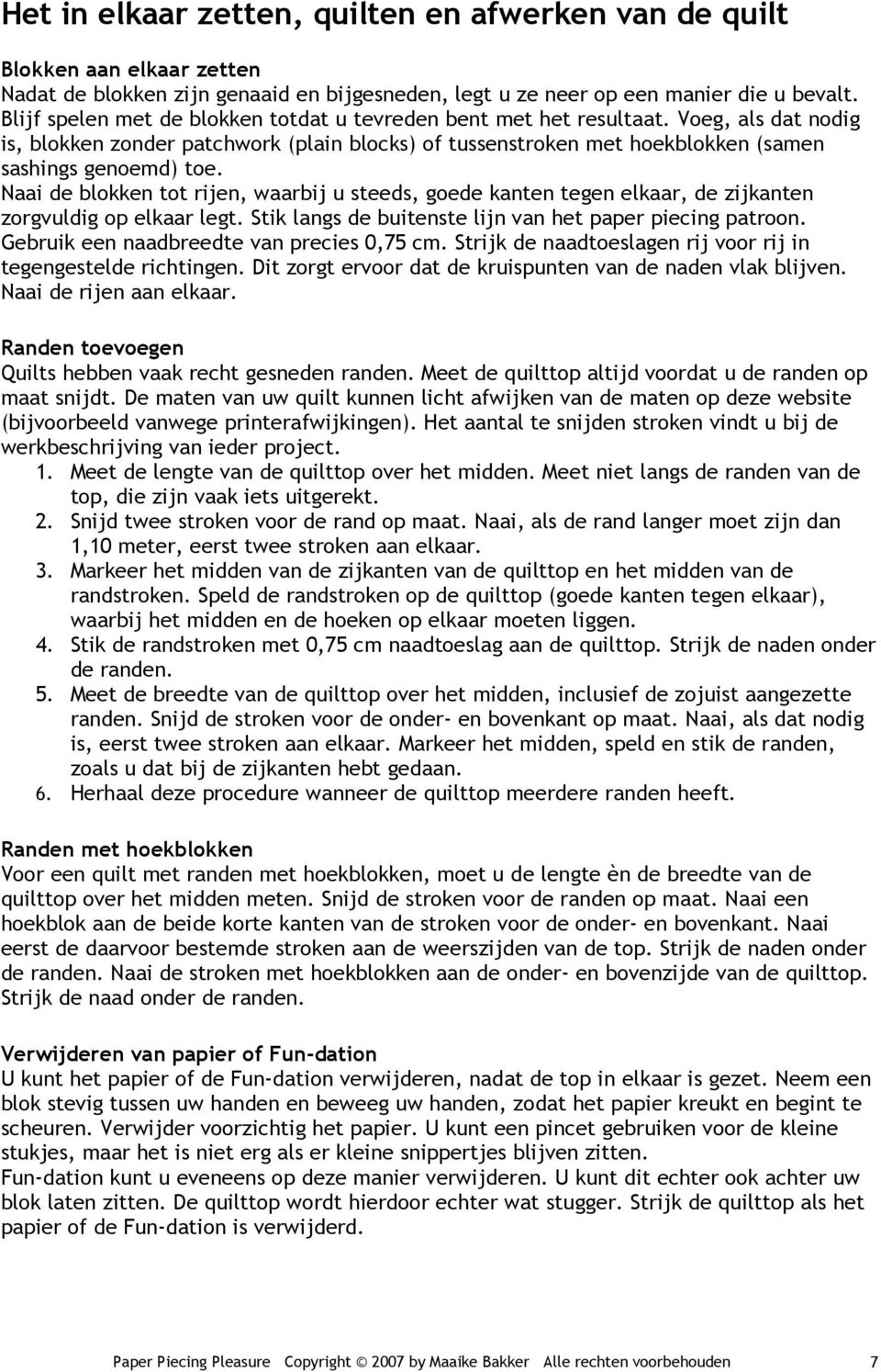 Naai de blokken tot rijen, waarbij u steeds, goede kanten tegen elkaar, de zijkanten zorgvuldig op elkaar legt. Stik langs de buitenste lijn van het paper piecing patroon.