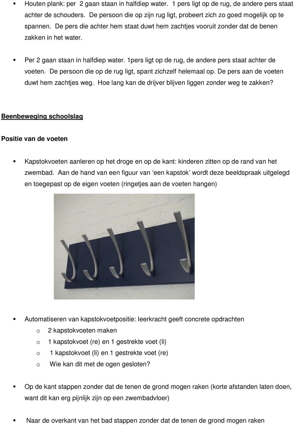 De persoon die op de rug ligt, spant zichzelf helemaal op. De pers aan de voeten duwt hem zachtjes weg. Hoe lang kan de drijver blijven liggen zonder weg te zakken?