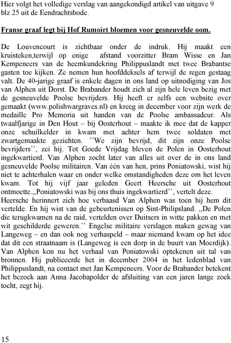 Hij maakt een kruisteken,terwijl op enige afstand voorzitter Bram Wisse en Jan Kempeneers van de heemkundekring Philippuslandt met twee Brabantse gasten toe kijken.