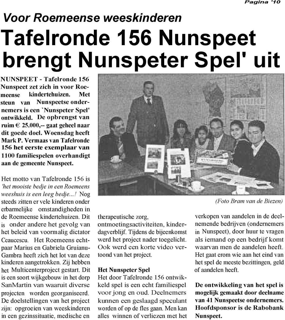 Vermaas van Tafelronde 156 het eerste exemplaar van 1100 familiespelen overhandigt aan de gemeente Nunspeet.