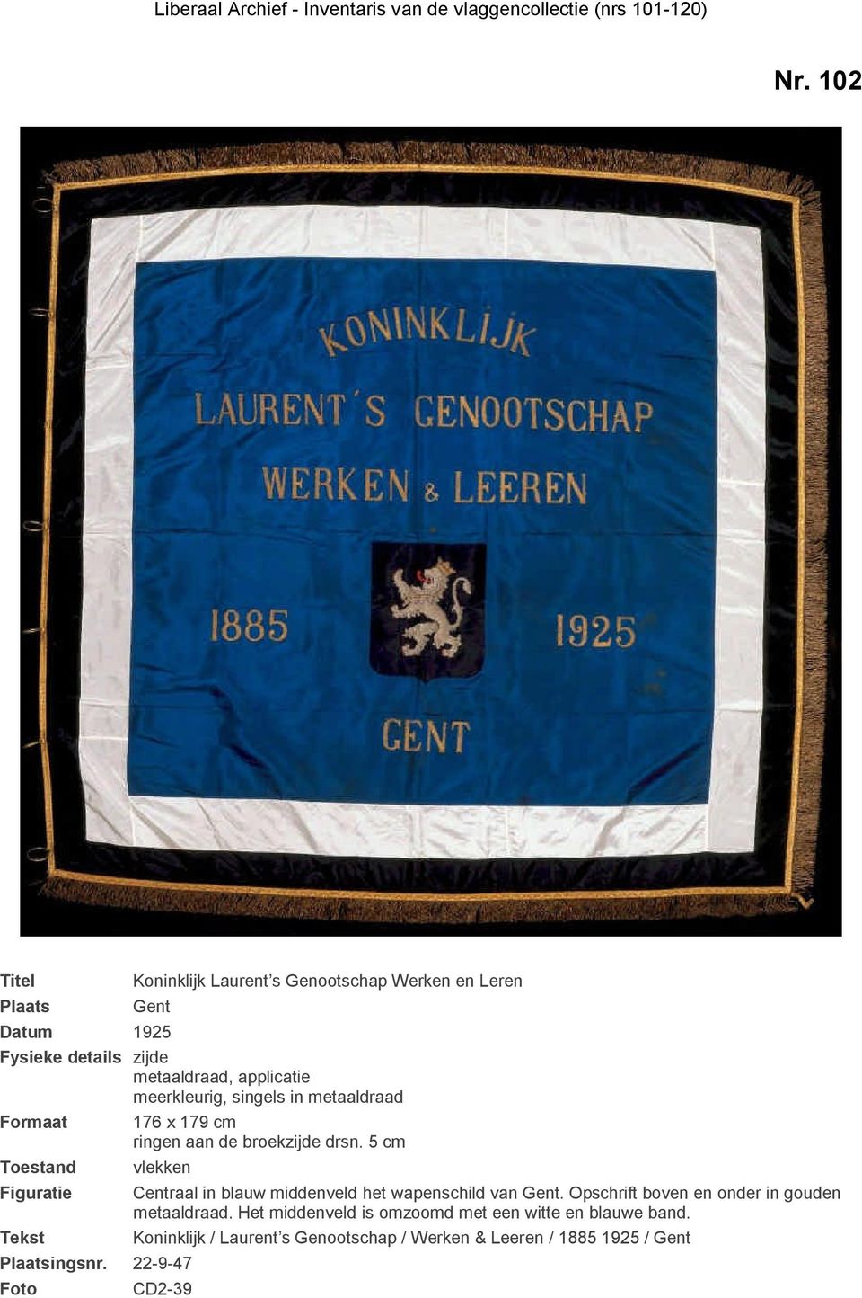 22-9-47 Centraal in blauw middenveld het wapenschild van Gent. Opschrift boven en onder in gouden metaaldraad.