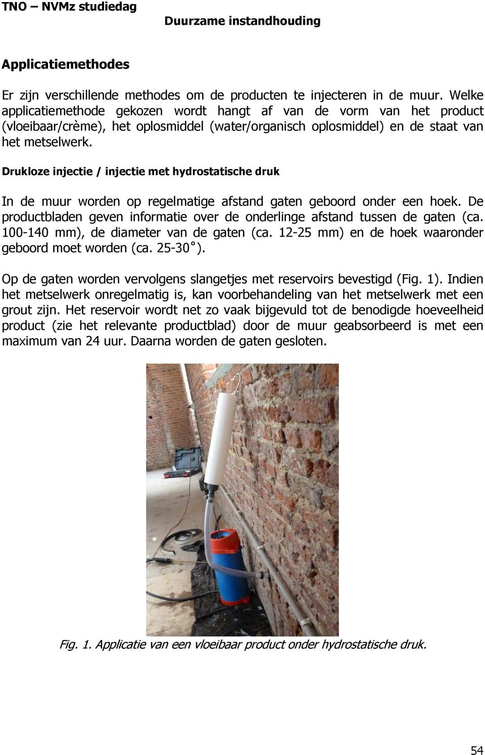 Drukloze injectie / injectie met hydrostatische druk In de muur worden op regelmatige afstand gaten geboord onder een hoek.