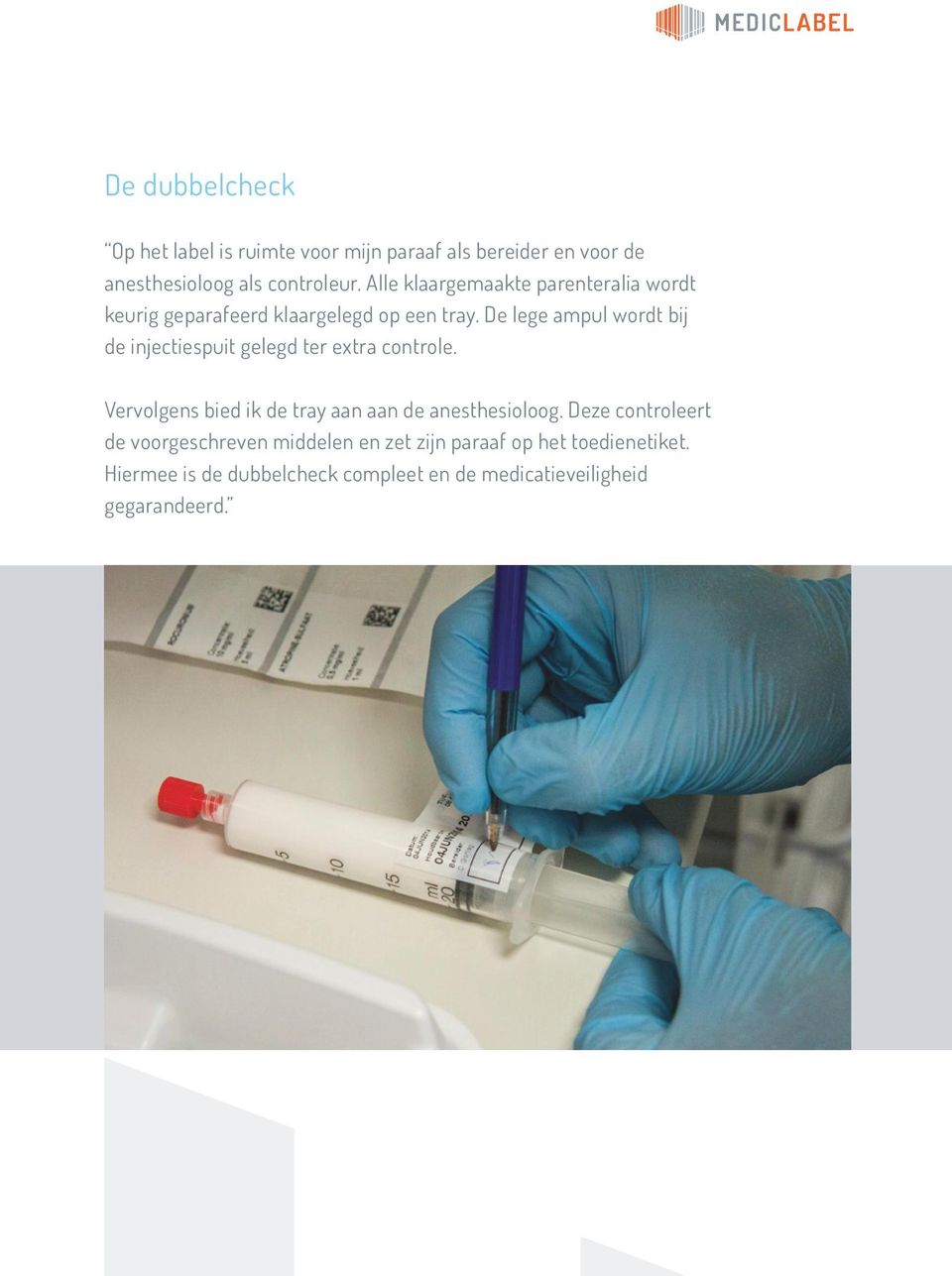 De lege ampul wordt bij de injectiespuit gelegd ter extra controle.