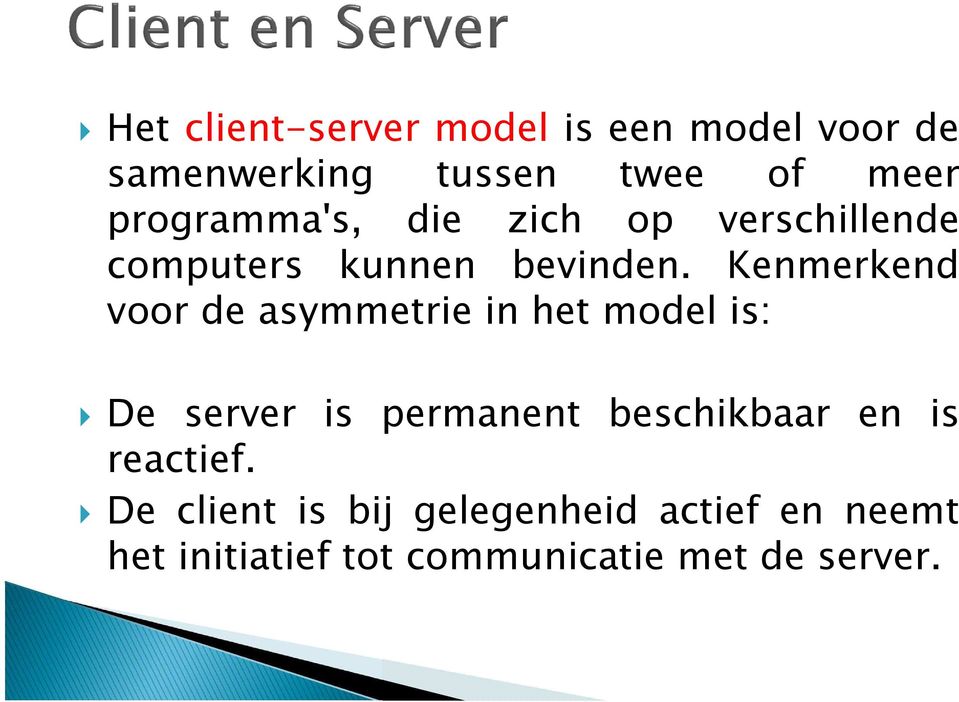 Kenmerkend voor de asymmetrie in het model is: De server is permanent beschikbaar