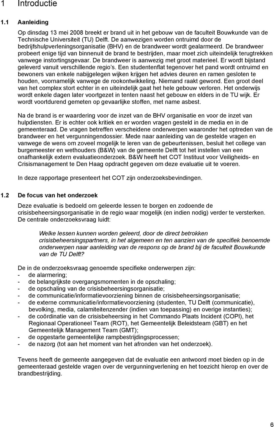 De brandweer probeert enige tijd van binnenuit de brand te bestrijden, maar moet zich uiteindelijk terugtrekken vanwege instortingsgevaar. De brandweer is aanwezig met groot materieel.