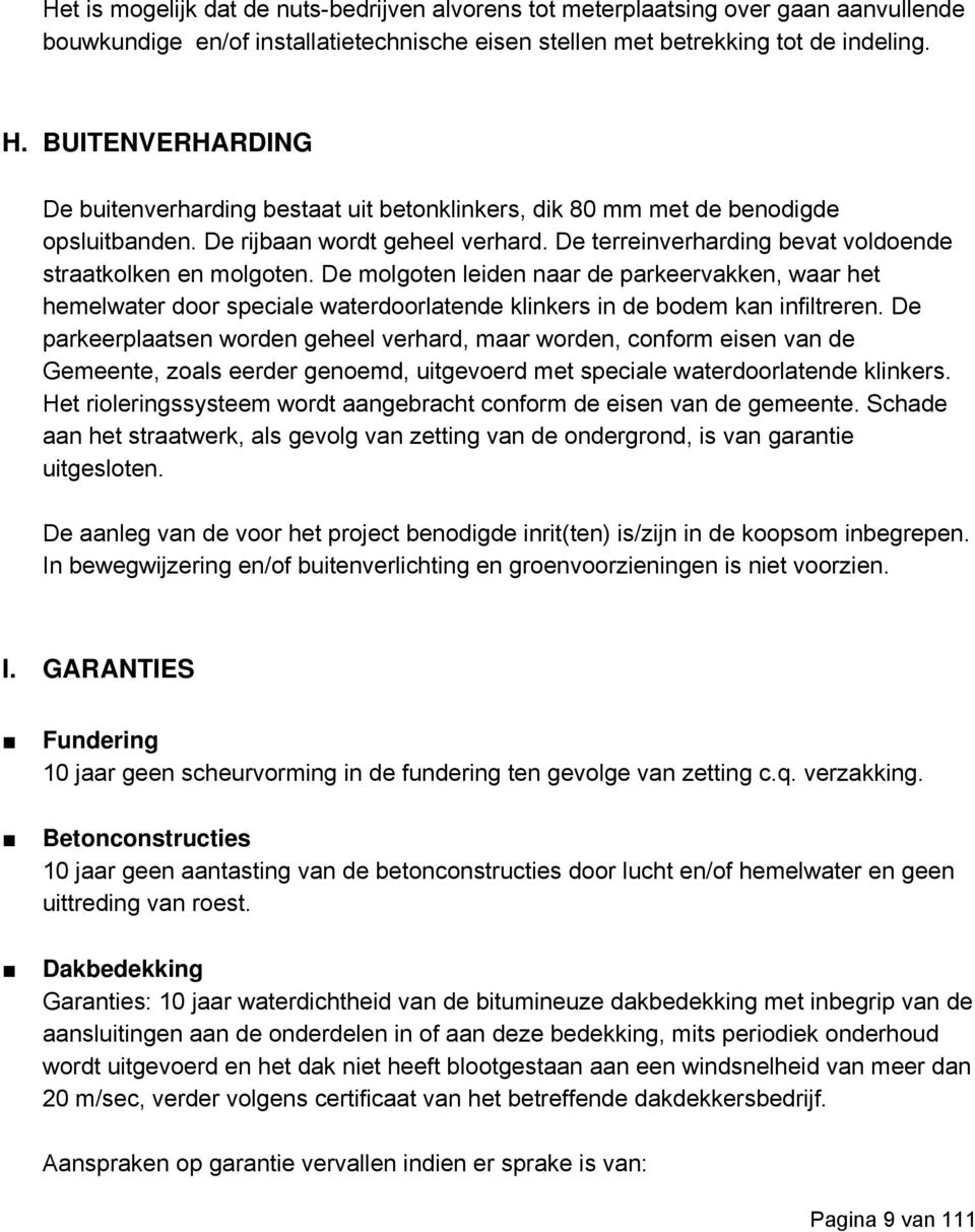 De terreinverharding bevat voldoende straatkolken en molgoten. De molgoten leiden naar de parkeervakken, waar het hemelwater door speciale waterdoorlatende klinkers in de bodem kan infiltreren.