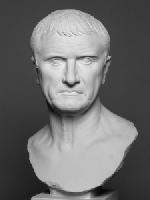 Crassus Pompeius Toen Pompeius, de grote generaal, terugkwam uit het oosten, waar hij de opstandige koning Mithridates mores had geleerd en toen hij land voor zijn veteranen vroeg, weigerde de