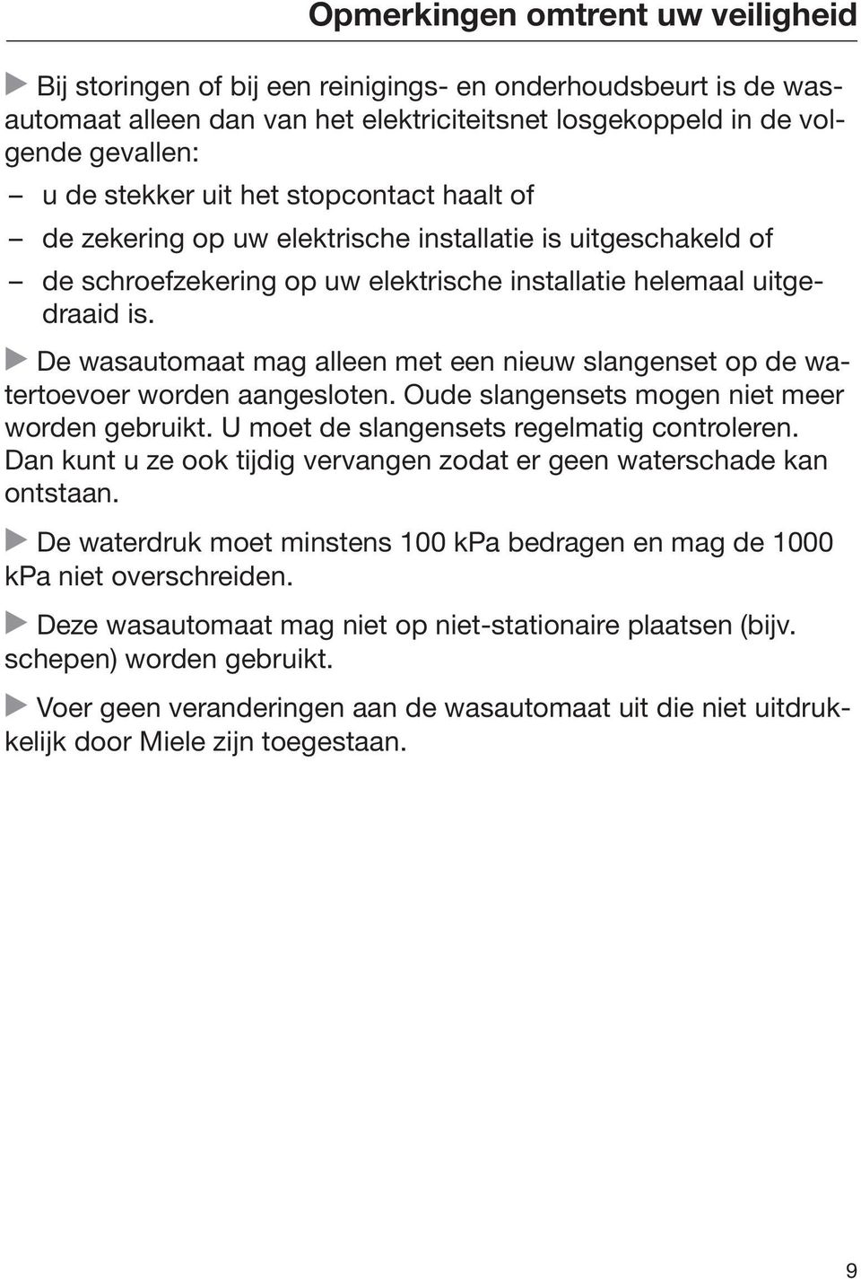 De wasautomaat mag alleen met een nieuw slangenset op de watertoevoer worden aangesloten. Oude slangensets mogen niet meer worden gebruikt. U moet de slangensets regelmatig controleren.