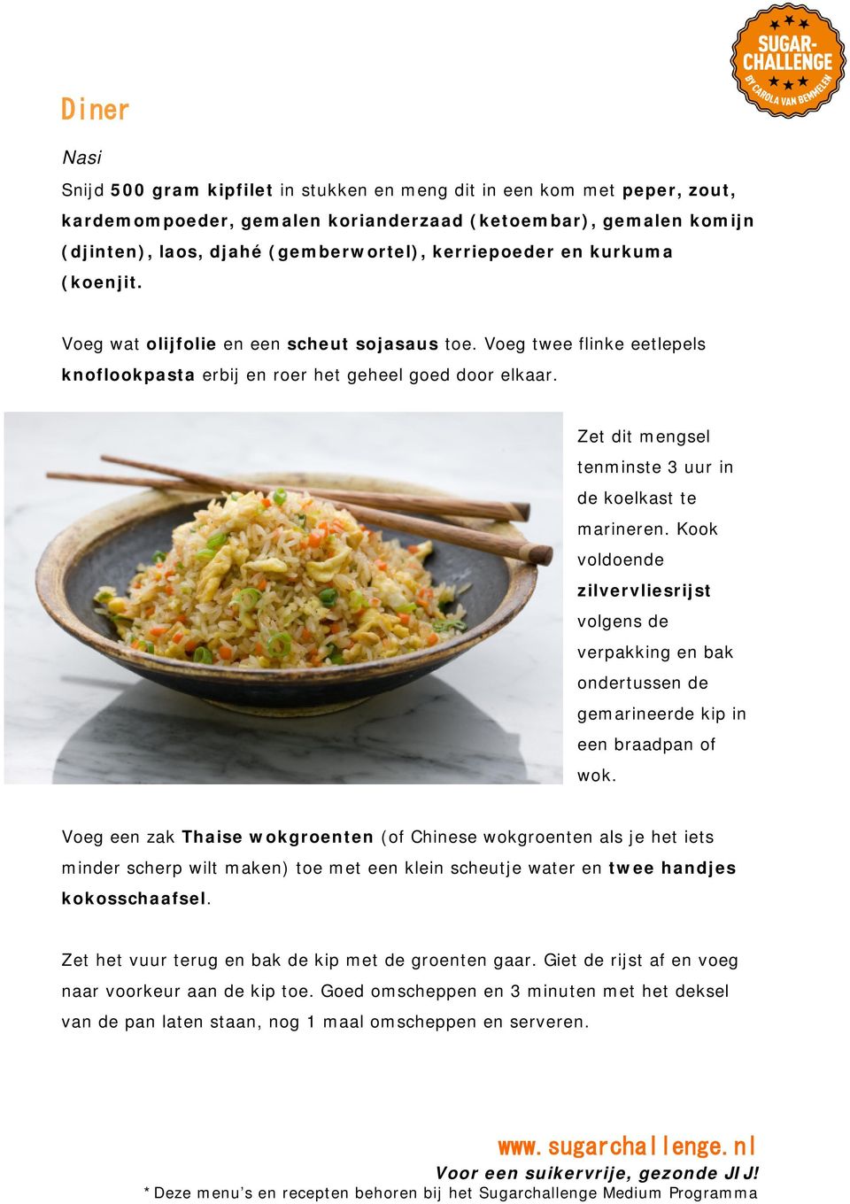 Zet dit mengsel tenminste 3 uur in de koelkast te marineren. Kook voldoende zilvervliesrijst volgens de verpakking en bak ondertussen de gemarineerde kip in een braadpan of wok.