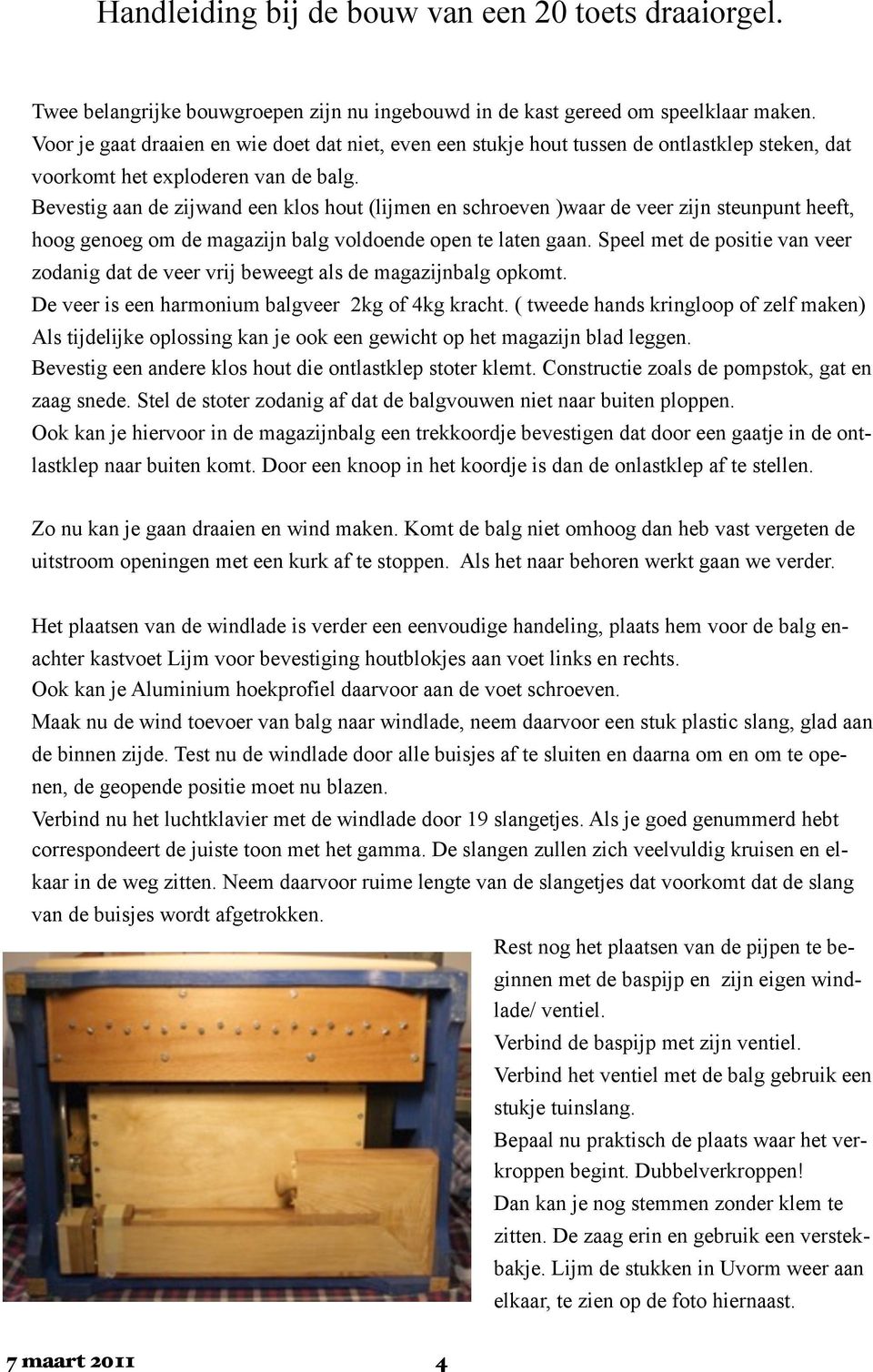 Bevestig aan de zijwand een klos hout (lijmen en schroeven )waar de veer zijn steunpunt heeft, hoog genoeg om de magazijn balg voldoende open te laten gaan.