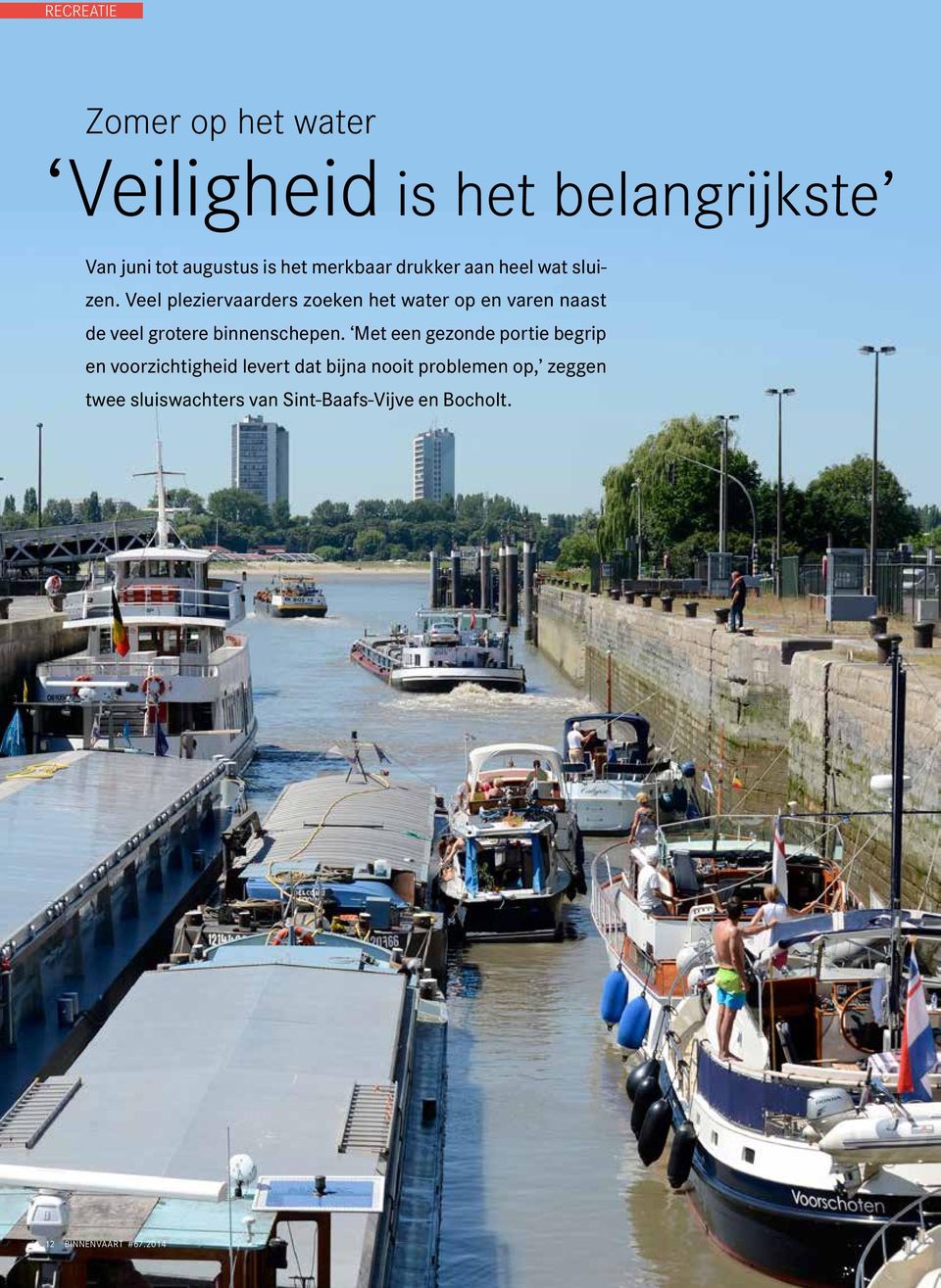 Veel pleziervaarders zoeken het water op en varen naast de veel grotere binnenschepen.