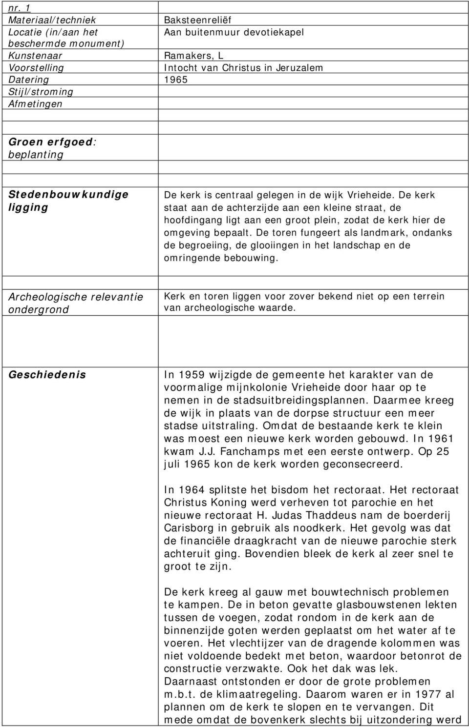 De kerk staat aan de achterzijde aan een kleine straat, de hoofdingang ligt aan een groot plein, zodat de kerk hier de omgeving bepaalt.