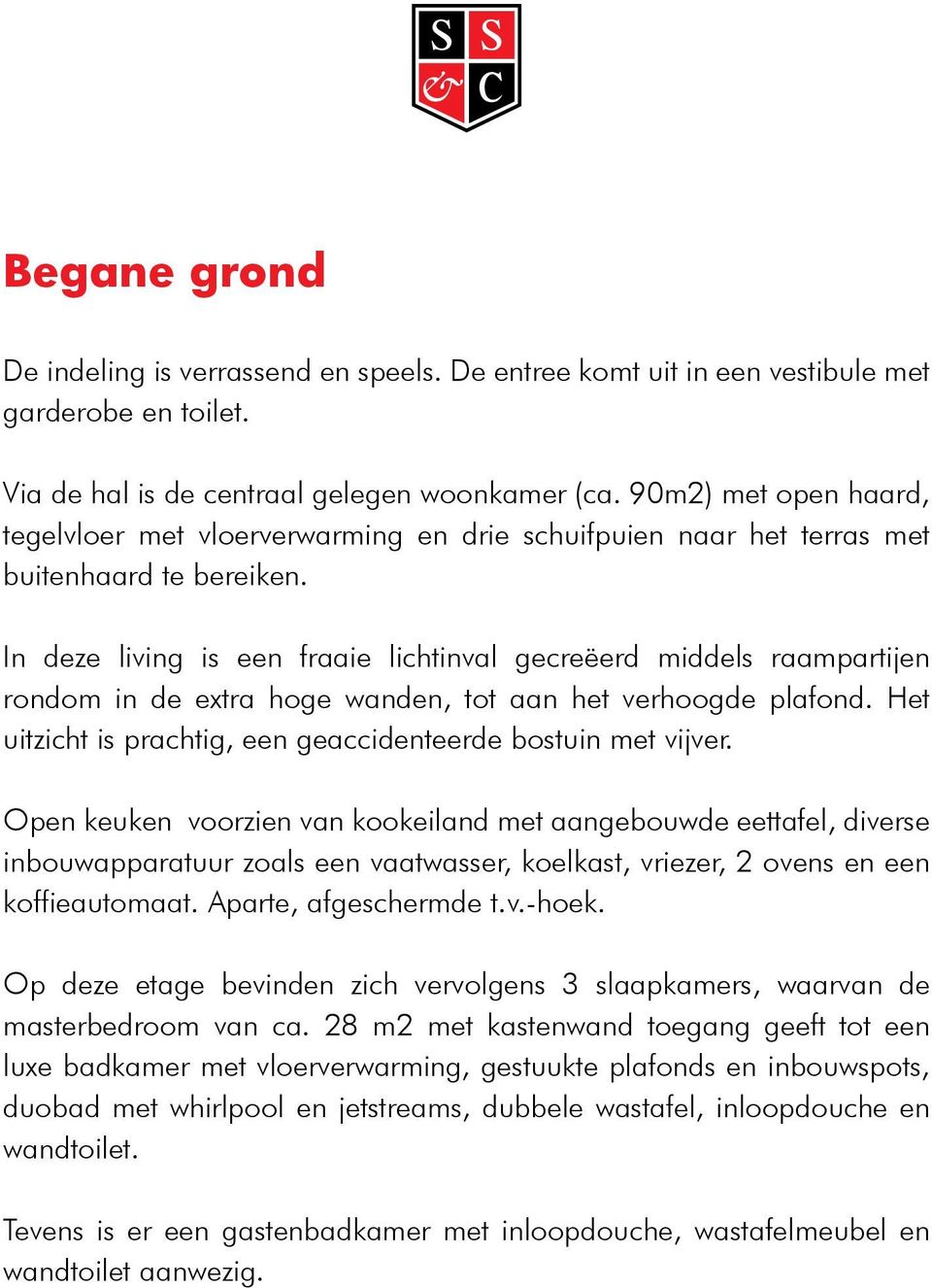 In deze living is een fraaie lichtinval gecreëerd middels raampartijen rondom in de extra hoge wanden, tot aan het verhoogde plafond. Het uitzicht is prachtig, een geaccidenteerde bostuin met vijver.