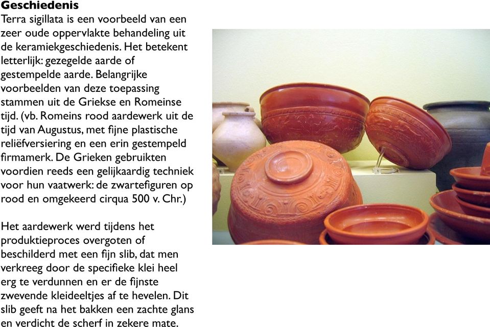 Romeins rood aardewerk uit de tijd van Augustus, met fijne plastische reliëfversiering en een erin gestempeld firmamerk.