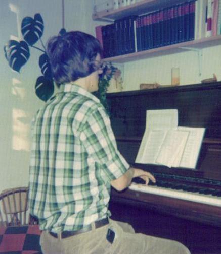 In zijn studietijd neemt hij ook pianoles en