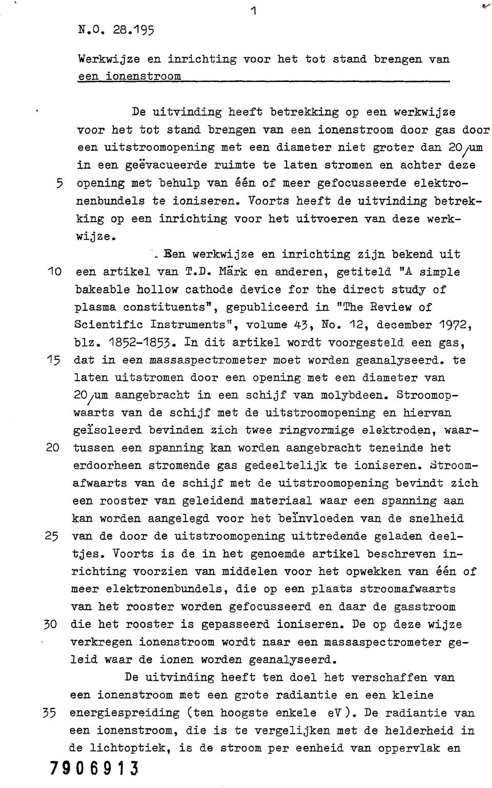 uitstroomopening met een diameter niet groter dan 20^um in een geëvacueerde ruimte te laten stromen en achter deze 5 opening met behulp van één of meer gefocusseerde elektronenbundels te ioniseren.