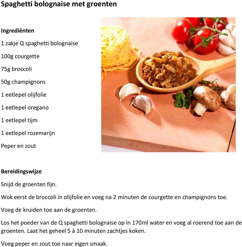 Wok eerst de broccoli in olijfolie en voeg na 2 minuten de courgette en champignons toe. Voeg de kruiden toe aan de groenten.