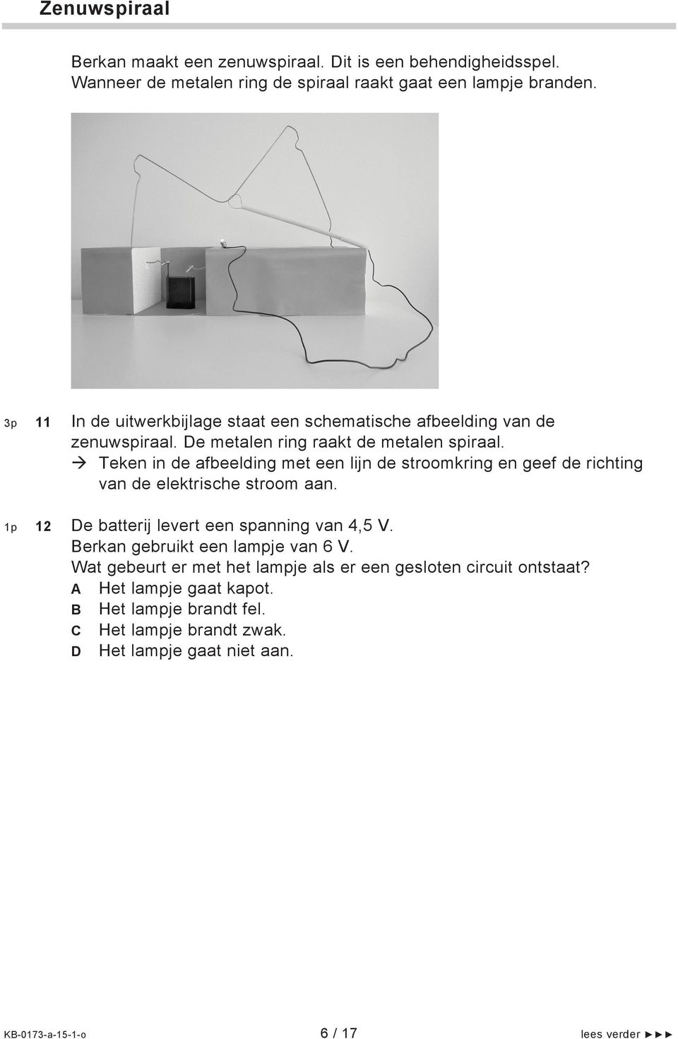 Teken in de afbeelding met een lijn de stroomkring en geef de richting van de elektrische stroom aan. 1p 12 De batterij levert een spanning van 4,5 V.