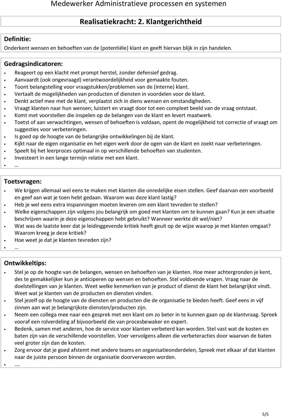 Toont belangstelling voor vraagstukken/problemen van de (interne) klant. Vertaalt de mogelijkheden van producten of diensten in voordelen voor de klant.