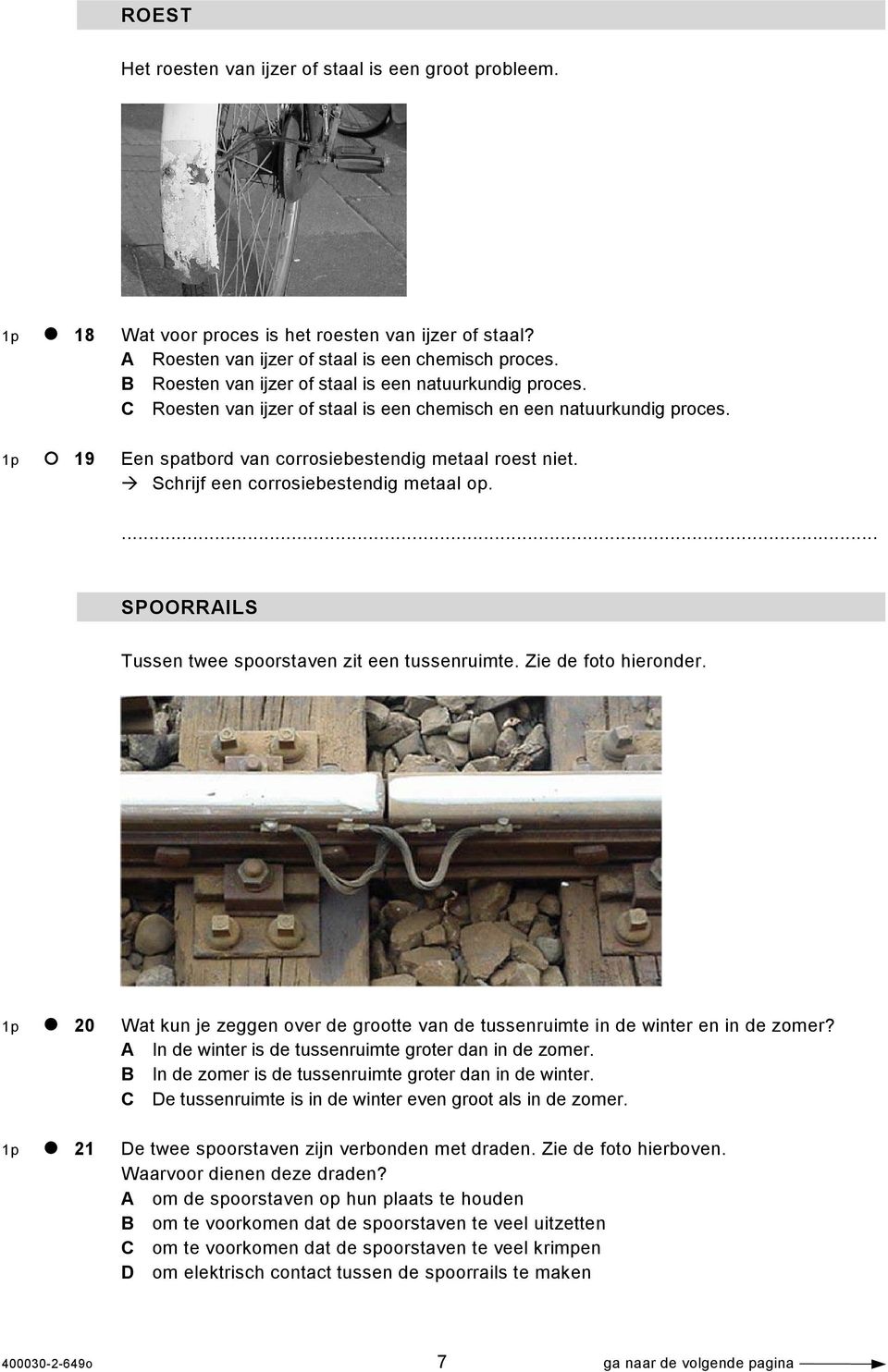 Schrijf een corrosiebestendig metaal op. SPOORRAILS Tussen twee spoorstaven zit een tussenruimte. Zie de foto hieronder.