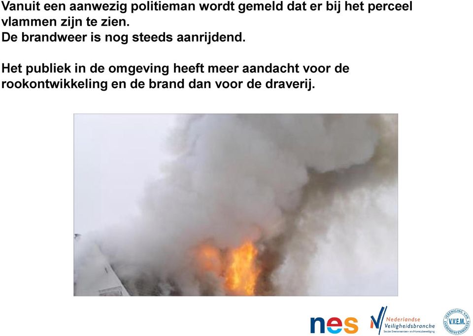 De brandweer is nog steeds aanrijdend.