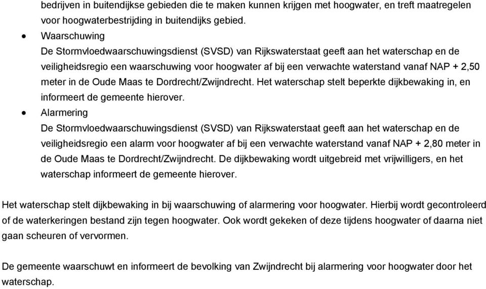 Het waterschap stelt beperkte dijkbewaking in, en informeert de gemeente hierover.