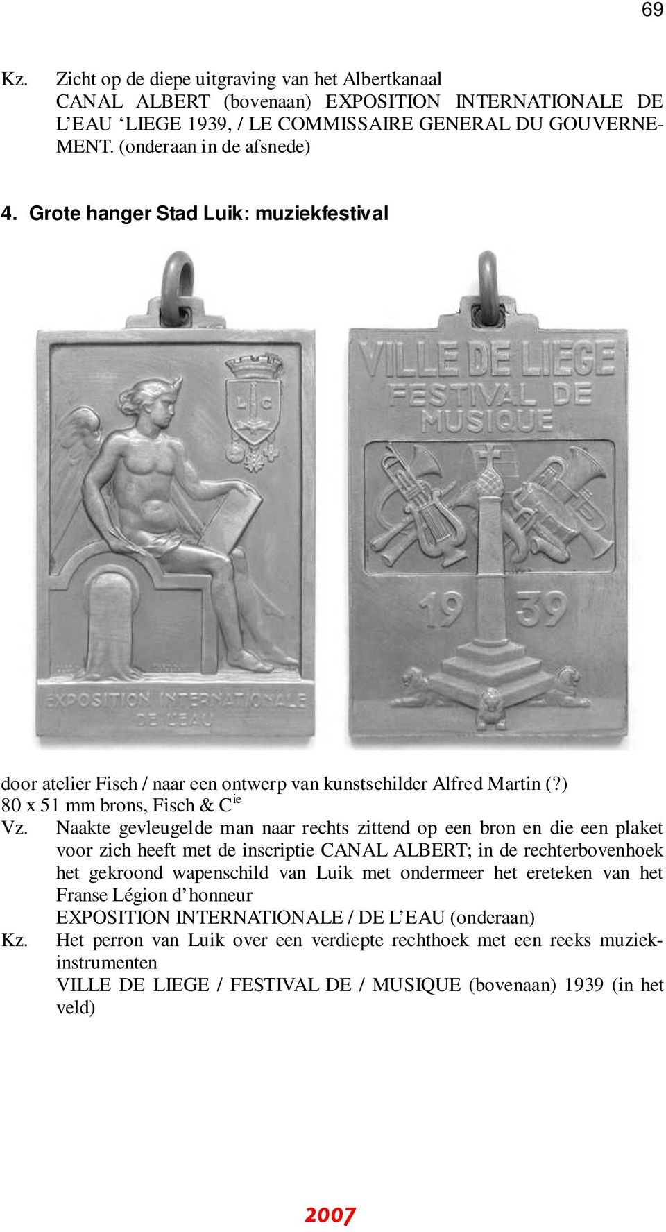 Naakte gevleugelde man naar rechts zittend op een bron en die een plaket voor zich heeft met de inscriptie CANAL ALBERT; in de rechterbovenhoek het gekroond wapenschild van Luik met ondermeer het