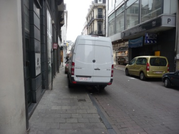 Problemen (3) veroorzaakt door stedelijk goederenvervoer Verkeersonveiligheid in stedelijke context o risicofactoren bij laden en lossen Binnen de bebouwde kom zijn de ongevallen waarbij een