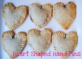 Appelflap in hartvorm: - 10 plakjes bladerdeeg - 2 friszure appels (bijvoorbeeld Jonagold) - kaneel - ei - grote hartjes-uitsteekvorm - kwastje (voor het ei) - bakpapier - bakplaat 1.