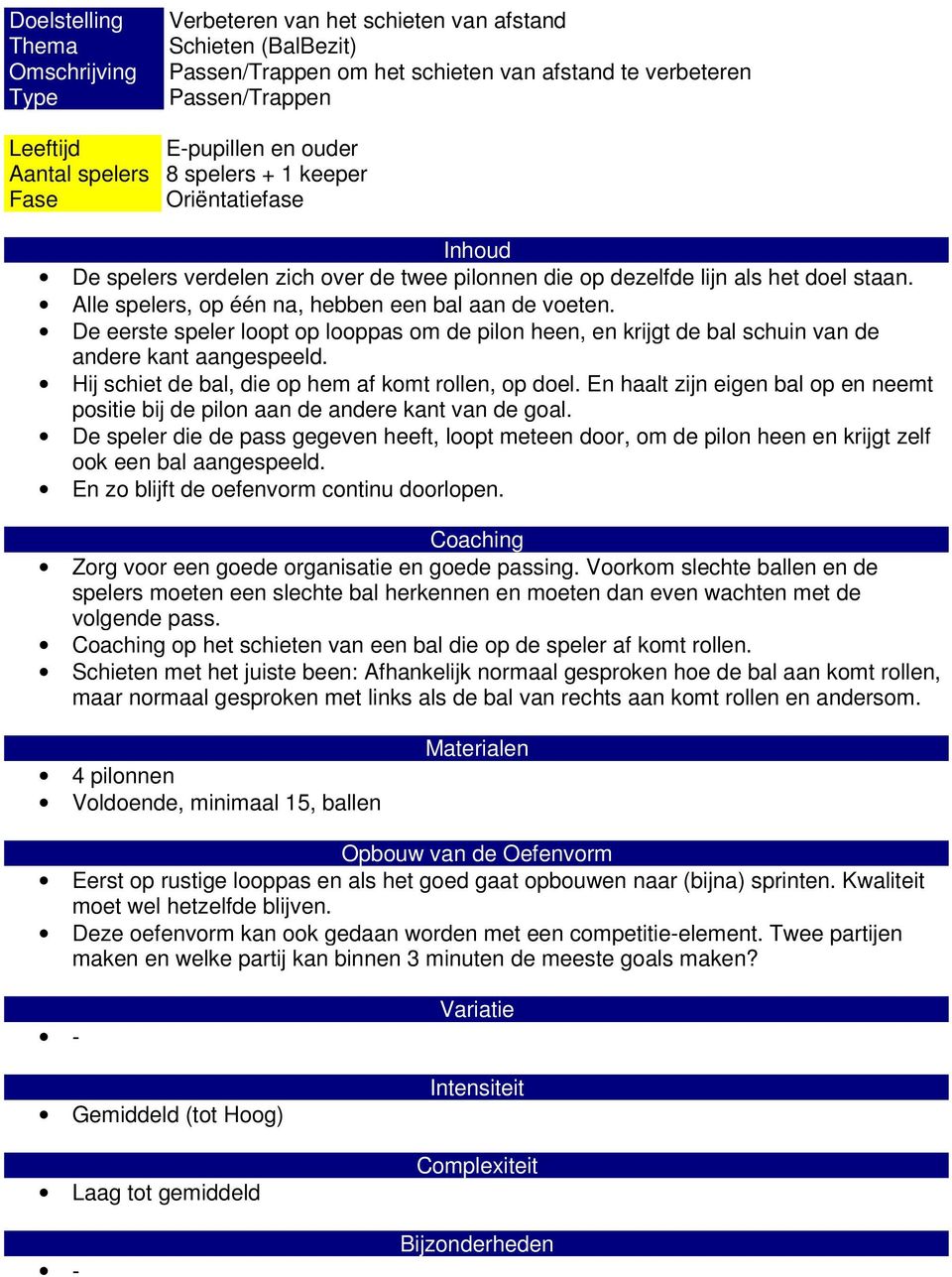 De eerste speler loopt op looppas om de pilon heen, en krijgt de bal schuin van de andere kant aangespeeld. Hij schiet de bal, die op hem af komt rollen, op doel.