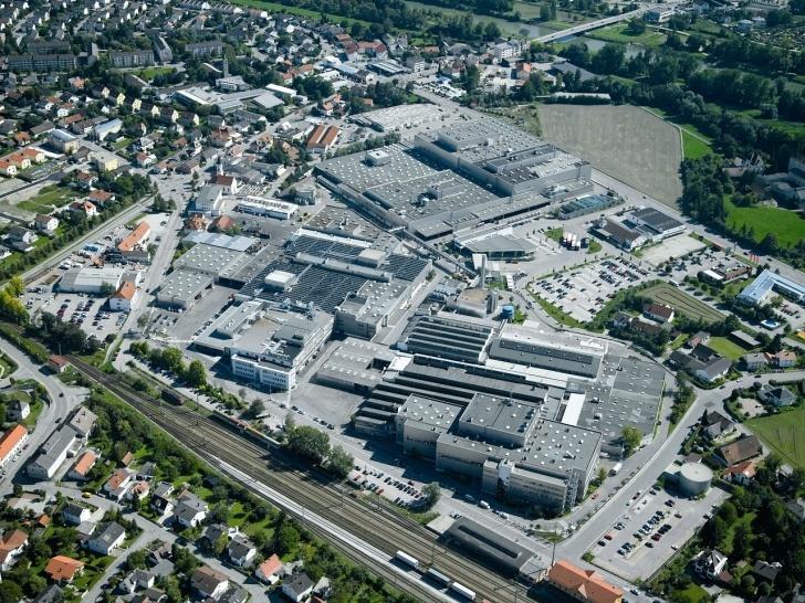 Differentiëren naar productietijgers = Omgaan met vergrijzing: BMW-fabriek voor senioren in Dingolfing Assemblage fabriek in Beieren; medewerkers tussen 50 en 65 jaar Ontworpen door ingenieurs,