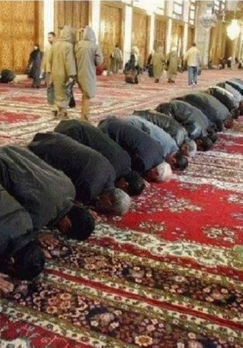 Zuil 2: Bidden Salaat Islam: Bidden - Salaat kn.nu/qpjx6 Vijfmaal per dag klinkt in Islamitische landen de oproep tot gebed. Het Arabische woord voor bidden is salaat (letterlijk: oproepen).