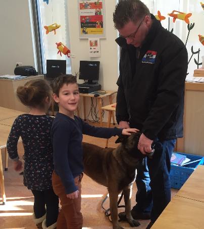 Groep 1a/2a werkt over huisdieren. We hebben al erg veel over huisdieren geleerd en we hebben een echte dierenwinkel in de klas. Afgelopen donderdag en vrijdag hadden we het over politiehonden.