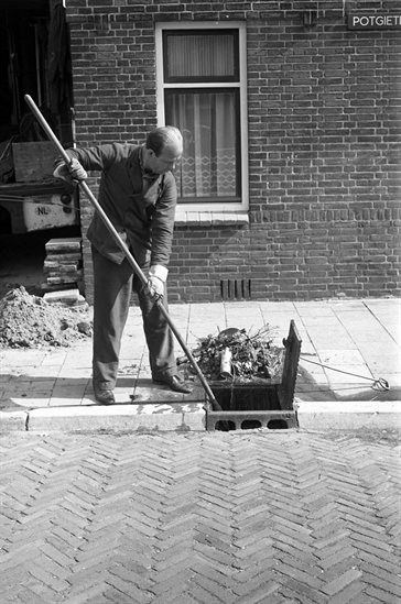 Een beerput was een put waar alle uitwerpselen uit het toilet in techt kwamen. Toen er riolering kwam, veranderde het werk van de putjesschepper. Over het beroep putjesschepper werden grapjes gemaakt.