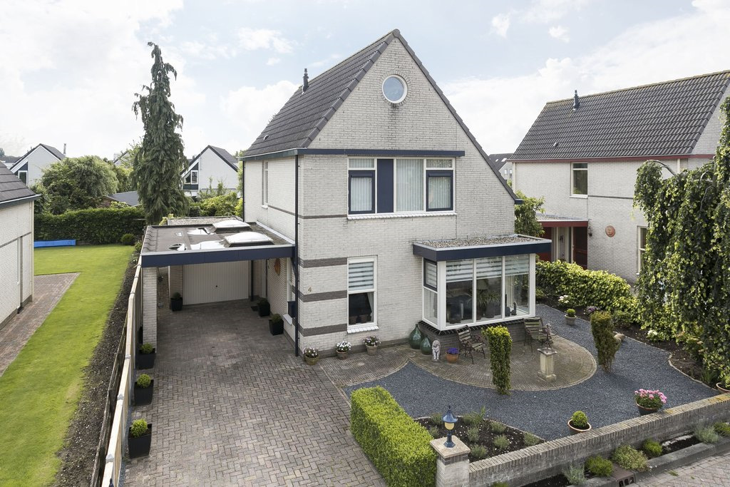 In wijk De Munten I gelegen UITGEBOUWDE, VRIJSTAANDE WONING MET ERKERS, SERRE, GARAGE, CARPORT ÉN TUINHUIS. Deze ruime, lichte woning is gebouwd in 1997 op een perceel van 444 m² eigen grond. 312.