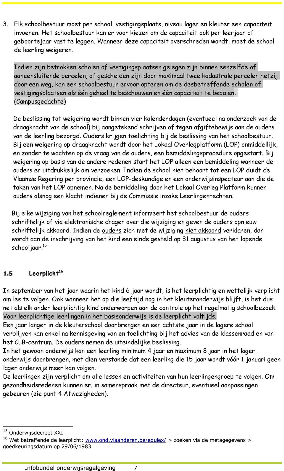 Indien zijn betrokken scholen of vestigingsplaatsen gelegen zijn binnen eenzelfde of aaneensluitende percelen, of gescheiden zijn door maximaal twee kadastrale percelen hetzij door een weg, kan een