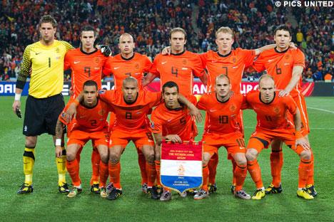 VRAAG 16 Voetballers Dit is het Nederlands elftal voor de WK