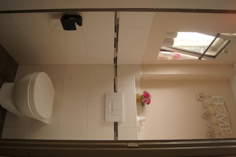 De hal verschaft toegang tot het moderne toilet,