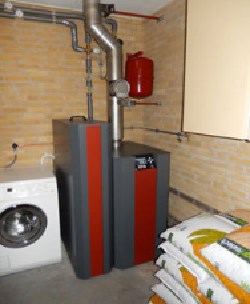 Waaruit bestaat een installatie Een houtpelletketel-installatie bestaat in basis altijd uit de volgende onderdelen: Een RTB houtpelletketel (10, 16, 30, of 50 kw) met rookgasafvoer en pompen in twee