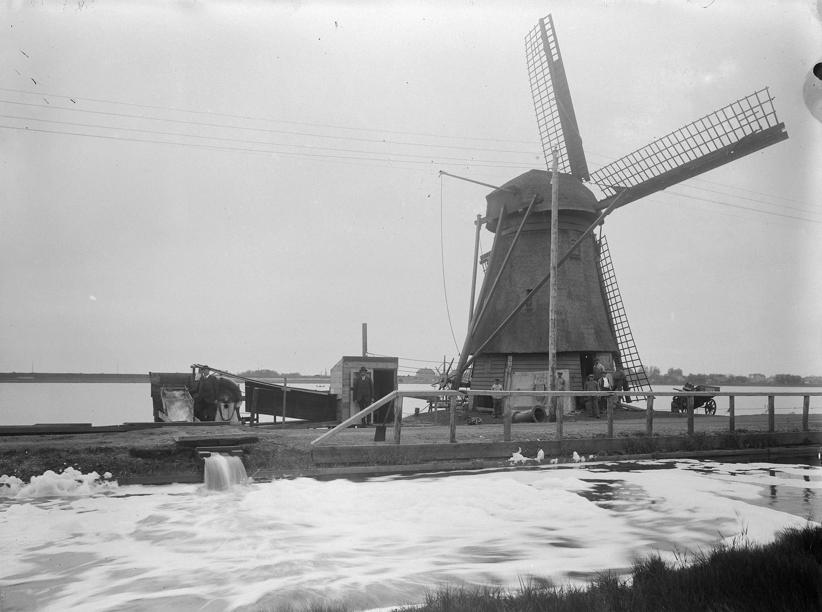 De stormvloed had poldermolen t Haasje behoorlijk beschadigd, de molen kon zijn bemalingsfunctie niet meer uitoefenen.