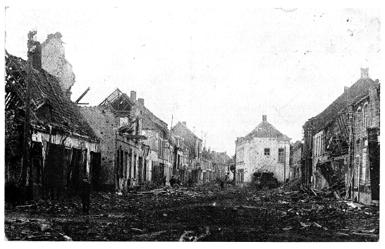 Oorlogstaferelen in Avelgem Het puin van de kerk en een gedeelte van de Kerkstraat.