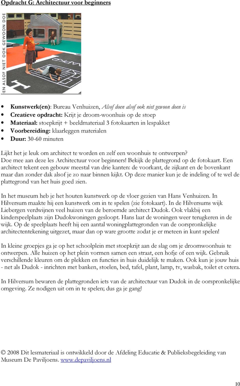 Bekijk de plattegrond op de fotokaart. Een architect tekent een gebouw meestal van drie kanten: de voorkant, de zijkant en de bovenkant maar dan zonder dak alsof je zo naar binnen kijkt.