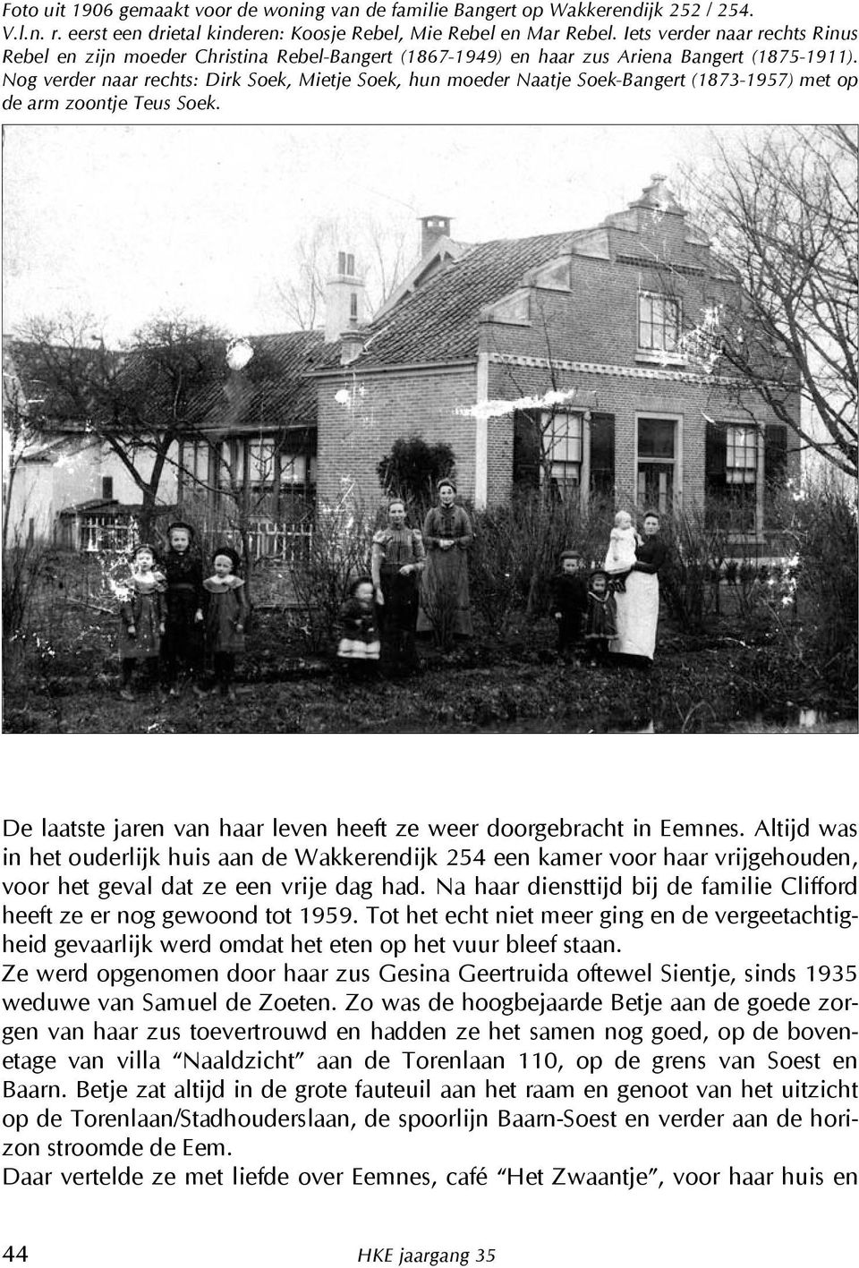 Nog verder naar rechts: Dirk Soek, Mietje Soek, hun moeder Naatje Soek-Bangert (1873-1957) met op de arm zoontje Teus Soek. De laatste jaren van haar leven heeft ze weer doorgebracht in Eemnes.